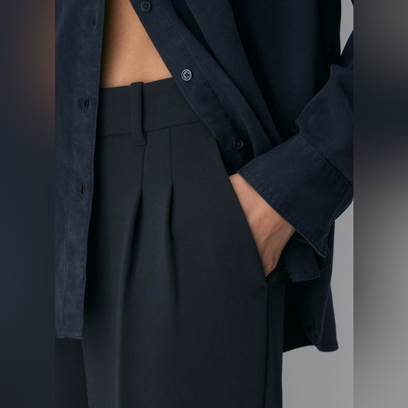 Aritzia Wilfred The Effortless Pant™ - Crepette™ Sz 2
Dark Night Navy - Picture 5 of 16